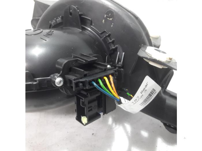 Heating and ventilation fan motor from a Peugeot 5008 I (0A/0E) 1.6 HDiF 16V 2011