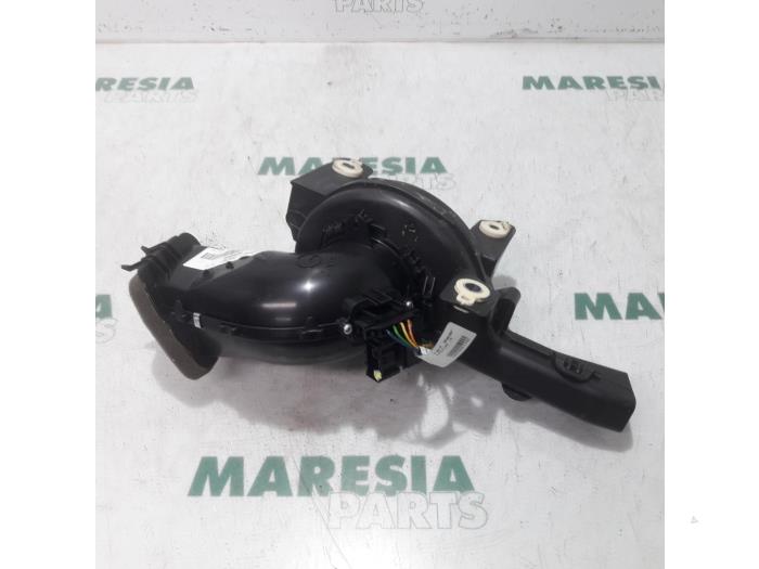 Heating and ventilation fan motor from a Peugeot 5008 I (0A/0E) 1.6 HDiF 16V 2011