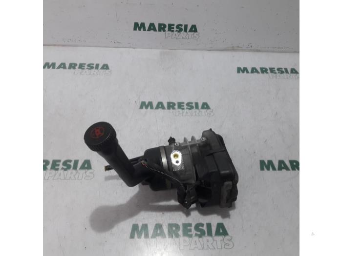 Usagé Pompe de direction Citroen C4 Grand Picasso (UA) 1.8 16V Prix € 157,50 Règlement à la marge proposé par Maresia Parts