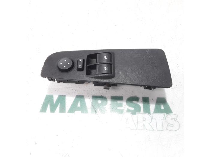 Usados Interruptor combinado de ventanillas Fiat Grande Punto (199) 1.3 JTD Multijet 16V 85 Actual Precio € 35,00 Norma de margen ofrecido por Maresia Parts