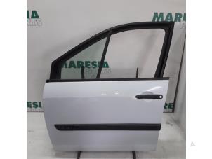 Gebrauchte Tür 4-türig links vorne Renault Scénic II (JM) 1.6 16V Preis € 105,00 Margenregelung angeboten von Maresia Parts