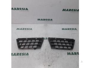 Used Grille Renault Scénic II (JM) 1.6 16V Price € 50,00 Margin scheme offered by Maresia Parts