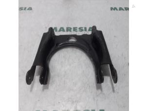 Used Front upper wishbone, right Citroen C5 III Tourer (RW) 2.0 HDiF 16V Price € 30,00 Margin scheme offered by Maresia Parts