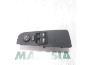 Usados Interruptor combinado de ventanillas Fiat Grande Punto (199) 1.3 JTD Multijet 16V 85 Actual Precio € 35,00 Norma de margen ofrecido por Maresia Parts