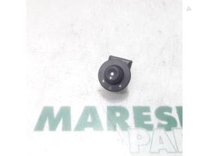 Usados Interruptor de retrovisor Peugeot 1007 (KM) 1.6 GTI,Gentry 16V Precio € 20,00 Norma de margen ofrecido por Maresia Parts