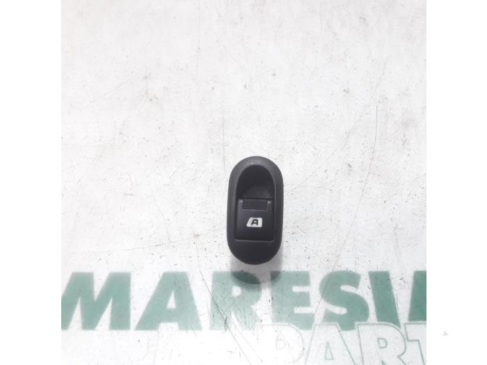 Usados Interruptor combinado de ventanillas Peugeot 1007 (KM) 1.6 GTI,Gentry 16V Precio € 15,00 Norma de margen ofrecido por Maresia Parts