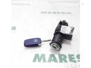Usados Cerradura de contacto y llave Fiat Stilo (192A/B) 1.6 16V 3-Drs. Precio € 35,00 Norma de margen ofrecido por Maresia Parts