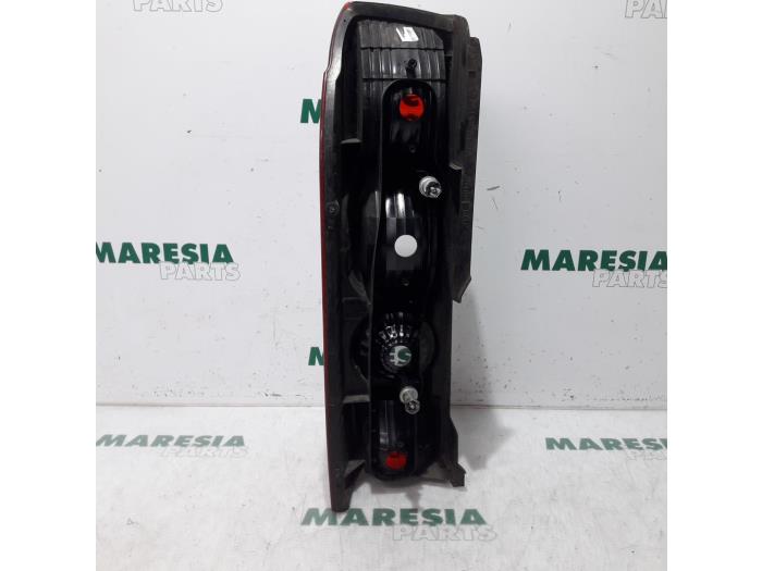 Taillight, right from a Fiat Ducato (250) 2.2 D 100 Multijet Euro 4 2007