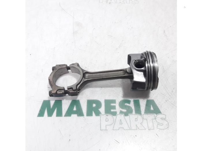Used Piston Renault Twingo III (AH) 1.0 SCe 70 12V Price € 50,00 Margin scheme offered by Maresia Parts