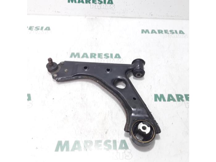 Front lower wishbone, left from a Fiat Punto III (199) 0.9 TwinAir Turbo 100 2014
