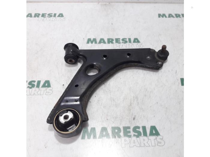 Front lower wishbone, right from a Fiat Punto III (199) 0.9 TwinAir Turbo 100 2014