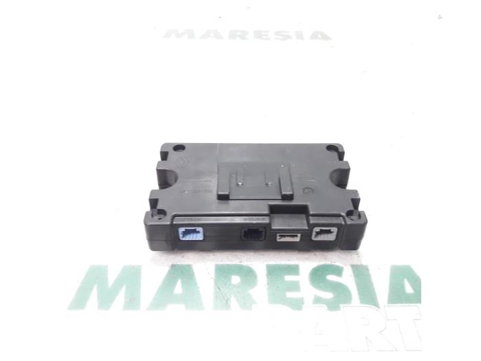 Usagé Ordinateur divers Renault Megane III Grandtour (KZ) 1.5 dCi 90 Prix € 34,99 Règlement à la marge proposé par Maresia Parts