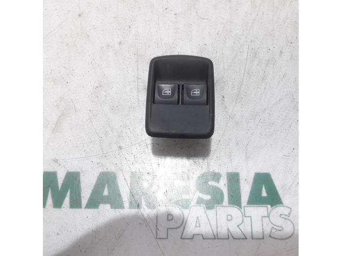 Usados Interruptor combinado de ventanillas Fiat Talento 1.6 EcoJet BiTurbo 145 Precio € 42,35 IVA incluido ofrecido por Maresia Parts