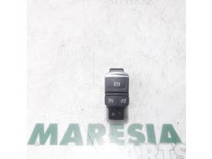 Usados Interruptor de freno de mano Renault Scénic IV (RFAJ) 1.2 TCE 115 16V Precio € 40,00 Norma de margen ofrecido por Maresia Parts