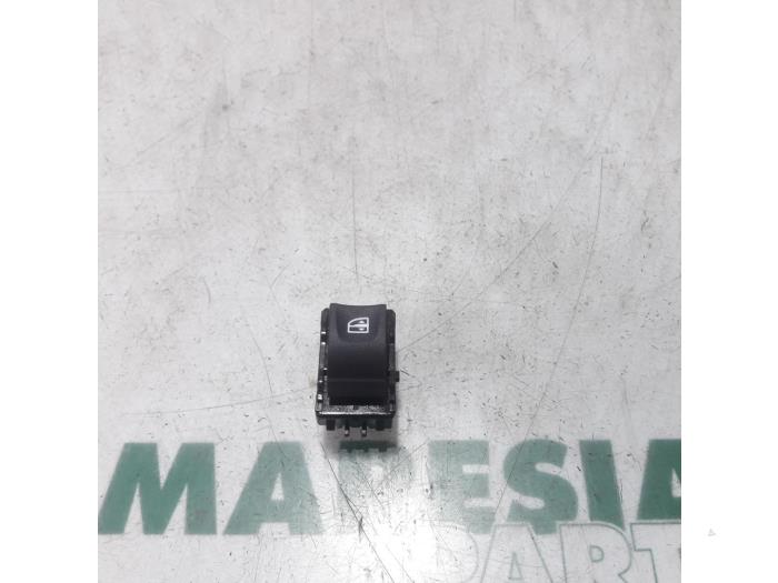 Używane Przelacznik combi okienny Renault Scénic IV (RFAJ) 1.2 TCE 115 16V Cena € 15,00 Procedura marży oferowane przez Maresia Parts
