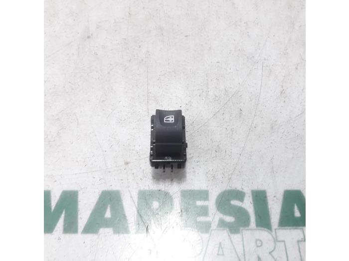 Używane Przelacznik combi okienny Renault Scénic IV (RFAJ) 1.2 TCE 115 16V Cena € 15,00 Procedura marży oferowane przez Maresia Parts