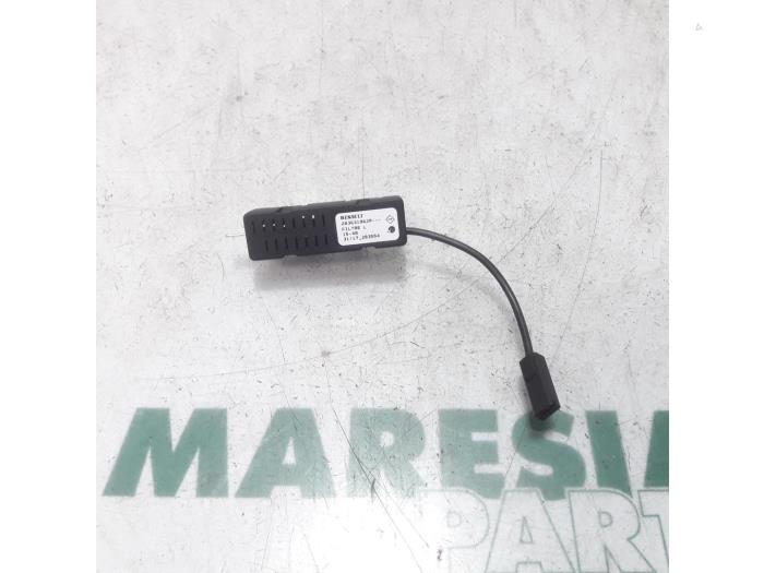 Używane Antena Renault Scénic IV (RFAJ) 1.2 TCE 115 16V Cena € 15,00 Procedura marży oferowane przez Maresia Parts