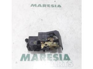 Używane Mechanizm blokady drzwi lewych przednich wersja 4-drzwiowa Alfa Romeo 156 Sportwagon (932) 1.9 JTD 16V Cena € 25,00 Procedura marży oferowane przez Maresia Parts