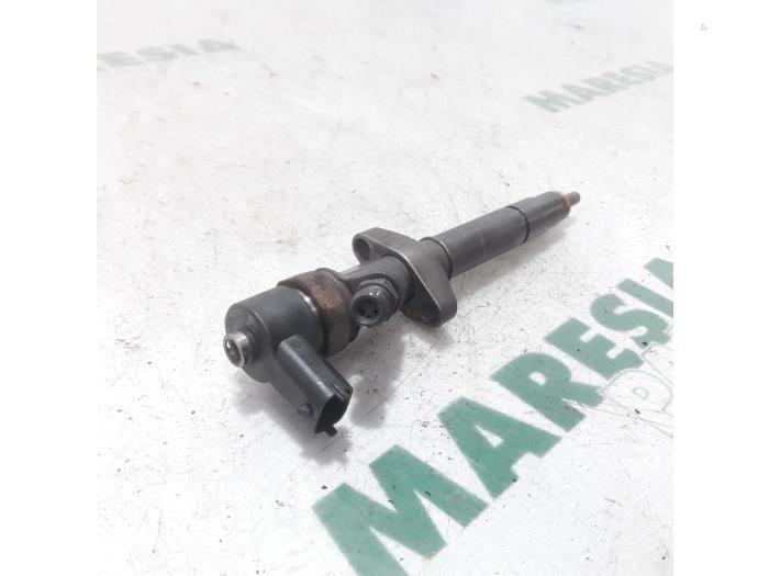 Injector (diesel) from a Renault Master III (FD/HD) 2.2 dCi 16V 2003