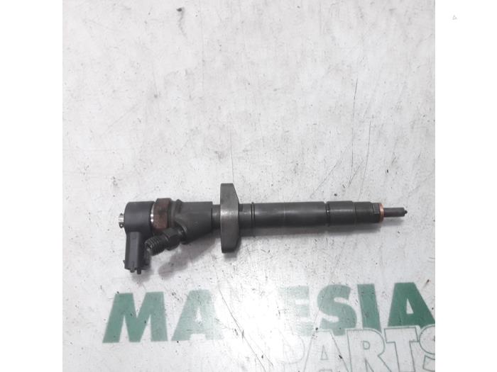 Injector (diesel) from a Renault Master III (FD/HD) 2.2 dCi 16V 2003
