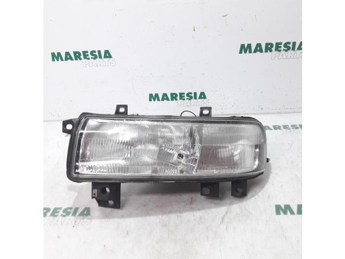 Headlight, left from a Renault Master III (FD/HD) 2.2 dCi 16V 2003