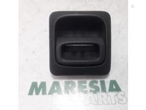 Używane Uchwyt tylnych drzwi samochodu dostawczego Citroen Jumper (U5/ZB) 2.0 HDi Cena € 35,00 Procedura marży oferowane przez Maresia Parts