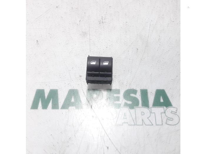 Usados Interruptor combinado de ventanillas Citroen C4 Cactus (0B/0P) 1.2 PureTech 82 12V Precio € 25,00 Norma de margen ofrecido por Maresia Parts