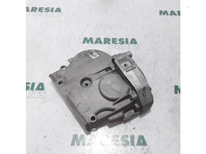Usagé Couvercle de distribution Renault Clio III (BR/CR) 1.4 16V Prix € 35,00 Règlement à la marge proposé par Maresia Parts