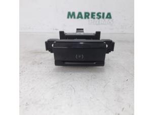 Usagé Commutateur frein à main Citroen C4 Picasso (3D/3E) 1.6 e-Hdi, BlueHDi 115 Prix € 35,00 Règlement à la marge proposé par Maresia Parts