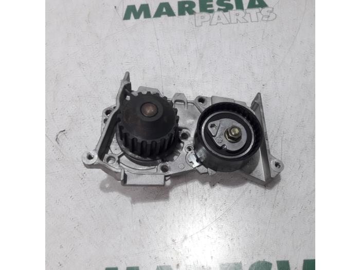 Begagnade Vattenpump Renault Clio II (BB/CB) 1.6 16V Pris € 40,00 Marginaltabell erbjuds av Maresia Parts