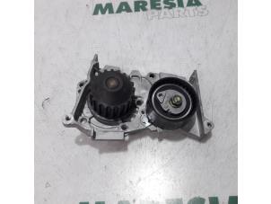 Usagé Pompe à eau Renault Clio II (BB/CB) 1.6 16V Prix € 40,00 Règlement à la marge proposé par Maresia Parts
