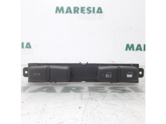 Usados Interruptor Fiat Idea (350AX) 1.4 16V Precio € 25,00 Norma de margen ofrecido por Maresia Parts