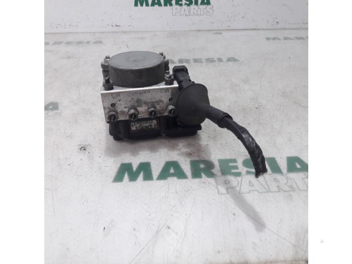 Używane Pompa ABS Renault Clio III Estate/Grandtour (KR) 1.6 16V Cena € 65,00 Procedura marży oferowane przez Maresia Parts
