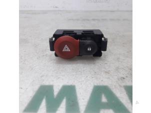 Used Panic lighting switch Renault Clio III Estate/Grandtour (KR) 1.6 16V Price € 20,00 Margin scheme offered by Maresia Parts