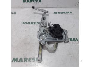 Używane Mechanizm szyby prawej przedniej wersja 4-drzwiowa Renault Megane III Grandtour (KZ) 1.5 dCi 110 Cena € 80,00 Procedura marży oferowane przez Maresia Parts