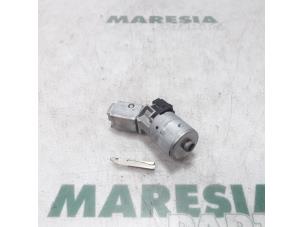Used Ignition lock + key Peugeot 308 CC (4B) 1.6 HDiF 16V Price € 40,00 Margin scheme offered by Maresia Parts