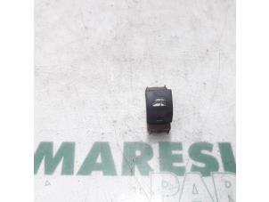 Gebrauchte Schalter Peugeot 308 CC (4B) 1.6 HDiF 16V Preis € 50,00 Margenregelung angeboten von Maresia Parts