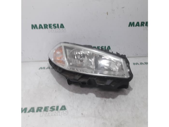 Używane Reflektor prawy Renault Megane II Grandtour (KM) 1.6 16V Cena € 50,00 Procedura marży oferowane przez Maresia Parts