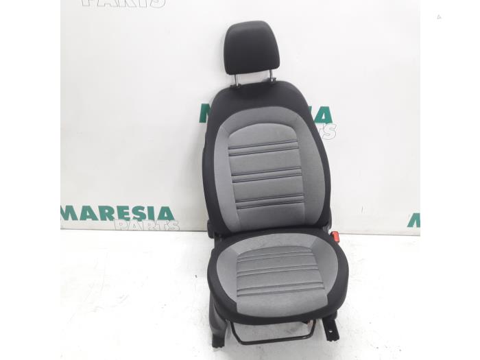 Używane Fotel prawy Fiat Punto Evo (199) 1.3 JTD Multijet 85 16V Euro 5 Cena € 85,00 Procedura marży oferowane przez Maresia Parts