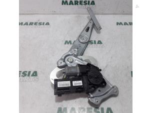 Używane Mechanizm szyby lewej przedniej wersja 4-drzwiowa Renault Grand Scénic III (JZ) 1.5 dCi 110 Cena € 35,00 Procedura marży oferowane przez Maresia Parts