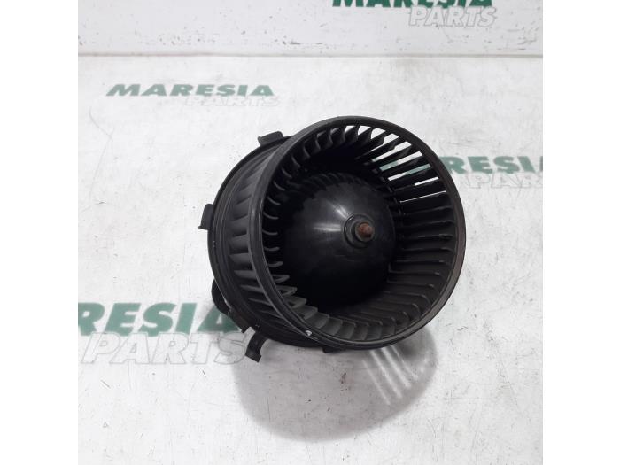 Heating and ventilation fan motor from a Fiat Ducato (250) 2.3 D 130 Multijet 2015