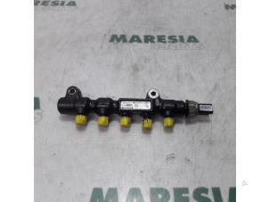 Used Fuel injector nozzle Peugeot 3008 I (0U/HU) 1.6 HDiF 16V Price € 30,00 Margin scheme offered by Maresia Parts