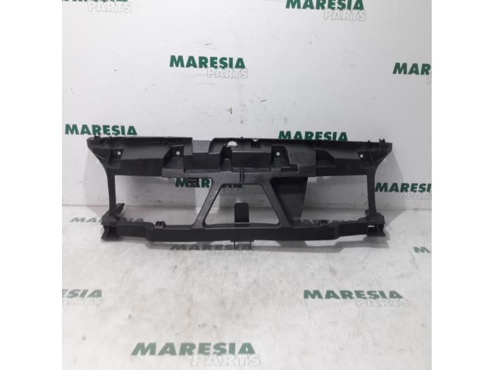 Begagnade Front Renault Scénic II (JM) 1.6 16V Pris € 25,00 Marginaltabell erbjuds av Maresia Parts