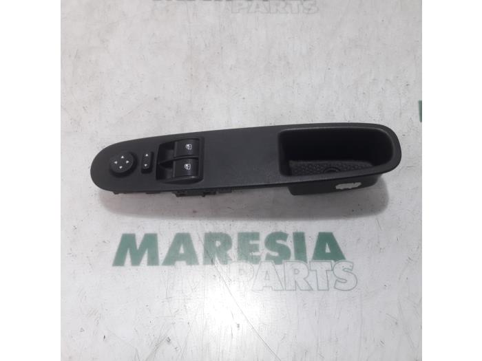 Używane Przelacznik combi okienny Fiat Punto Evo (199) 1.3 JTD Multijet 85 16V Euro 5 Cena € 35,00 Procedura marży oferowane przez Maresia Parts