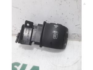 Used Steering wheel mounted radio control Renault Scénic III (JZ) 2.0 16V CVT Price € 25,00 Margin scheme offered by Maresia Parts
