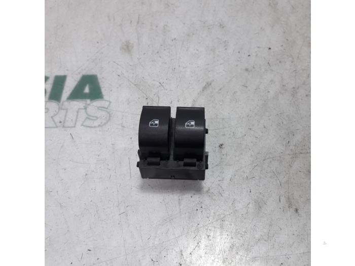 Usados Interruptor combinado de ventanillas Fiat Grande Punto (199) 1.3 JTD Multijet 16V 85 Actual Precio € 35,00 Norma de margen ofrecido por Maresia Parts