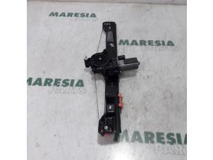 Używane Mechanizm szyby prawej przedniej wersja 2-drzwiowa Fiat Grande Punto (199) 1.3 JTD Multijet 16V 85 Actual Cena € 30,00 Procedura marży oferowane przez Maresia Parts