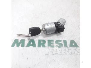 Usagé Serrure de contact + clé Citroen C4 Picasso (UD/UE/UF) 1.6 HDiF 16V 110 Prix € 40,00 Règlement à la marge proposé par Maresia Parts