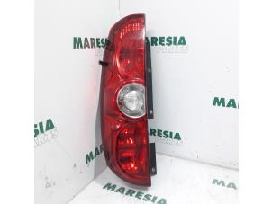 Usagé Feu arrière gauche Fiat Doblo Cargo (263) 1.6 D Multijet Prix € 42,35 Prix TTC proposé par Maresia Parts