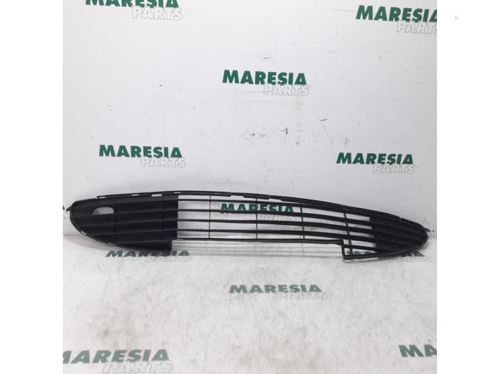 Begagnade Grill Peugeot 206 CC (2D) 1.6 16V Pris € 30,00 Marginaltabell erbjuds av Maresia Parts